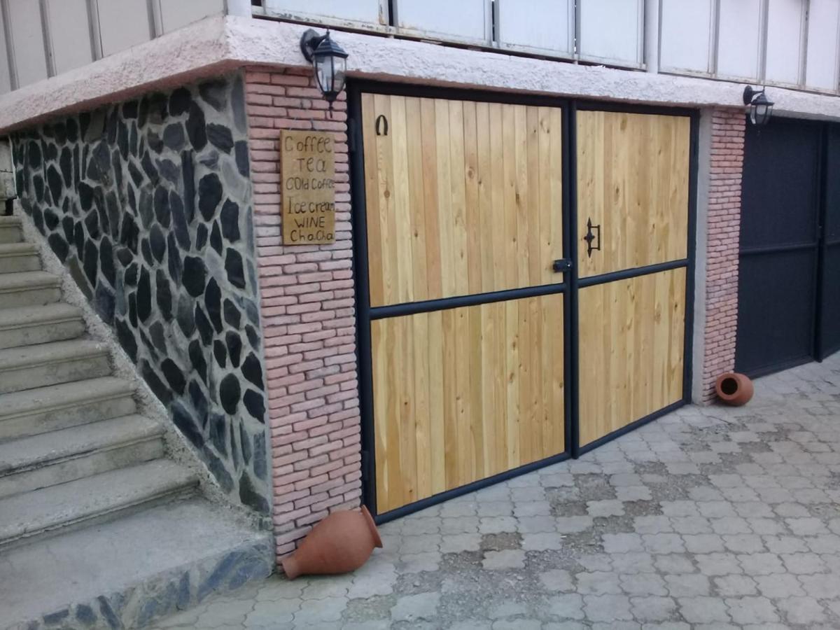 Guesthouse Giorgi Telavi Bagian luar foto