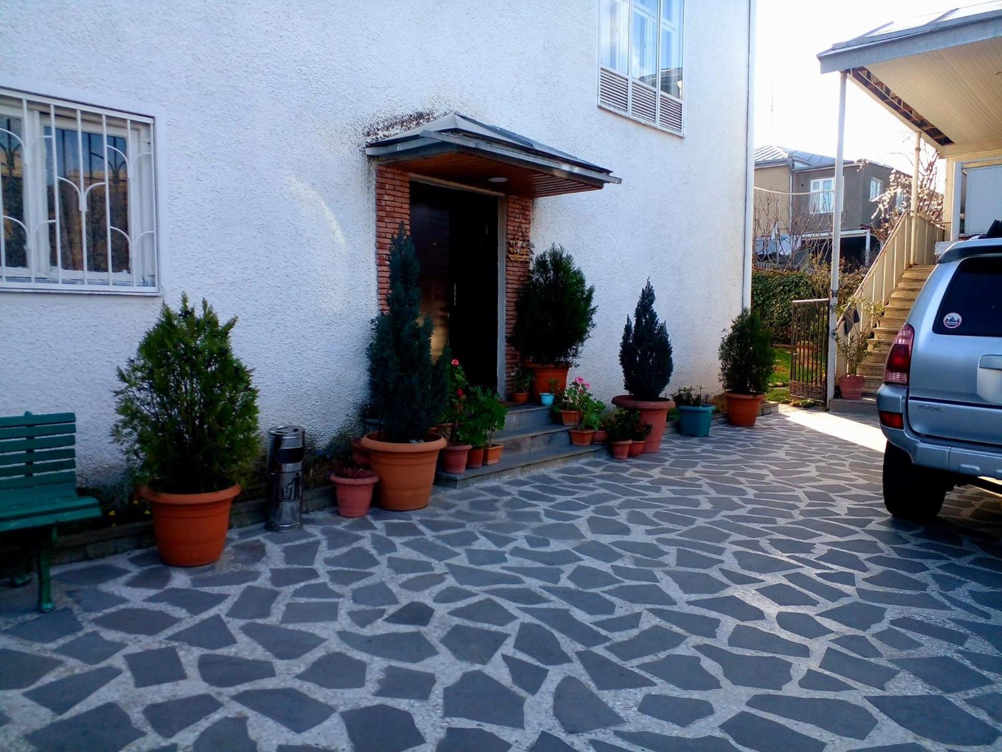 Guesthouse Giorgi Telavi Bagian luar foto