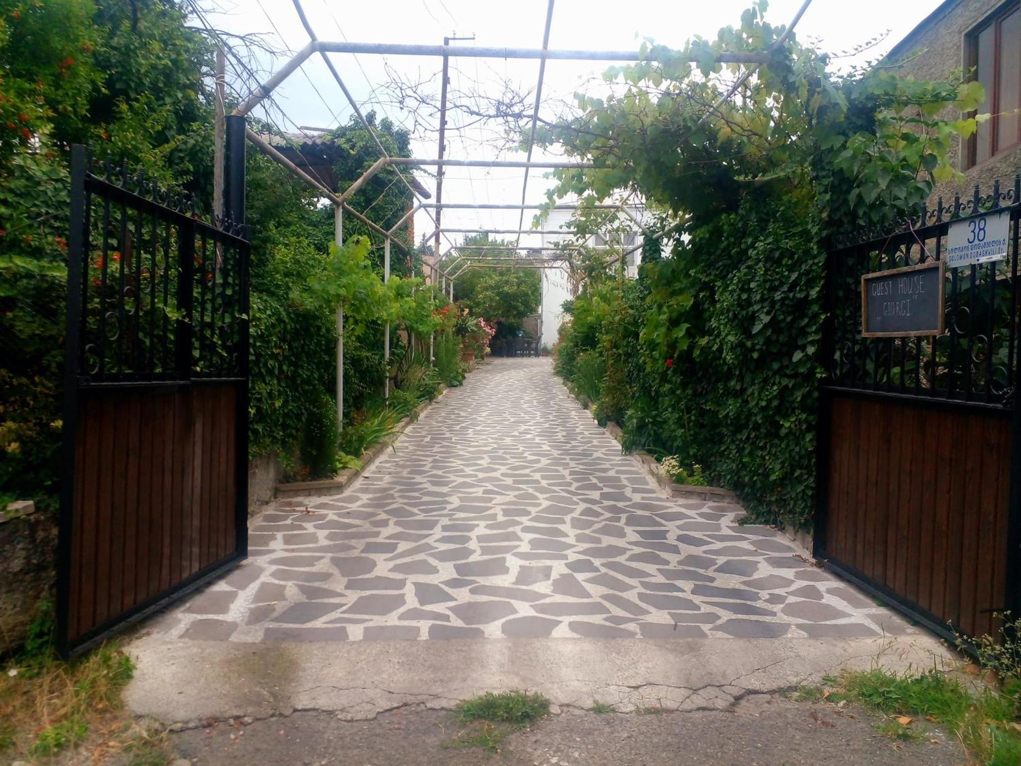 Guesthouse Giorgi Telavi Bagian luar foto